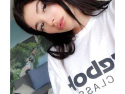 Kecantikan Sang Pelantun Piala Dunia 2018 Pukau Netizen