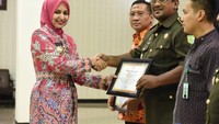Penyerahan uang dilakukan di Pendopo Kabupaten Jember, Jumat (29/6/2018).