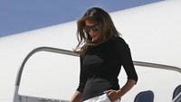 Untuk meredam aksi massa yang terus membanjiri jalan di ibukota Washington meminta pemerintah segera mempertemukan para imigran dengan anak-anaknya, Melania Trump, kembali akan menemui anak-anak para imigran di Pusat Imigran Anak-anak Imigran Ilegal di Pheonix, Arizona, Amerika Serikat. Leah Millis/Reuters.