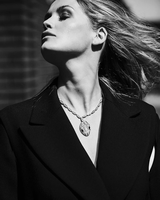 Kitty Spencer mengenakan kalung berhias liontin kepala Serpenti yang dihiasi dua batu emerald serta berlian. Ditaksir harganya mencapai USD 33 ribu atau sekitar Rp 472 juta. Foto: Instagram/@kitty.spencer