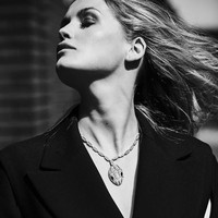 Kitty Spencer mengenakan kalung berhias liontin kepala Serpenti yang dihiasi dua batu emerald serta berlian. Ditaksir harganya mencapai USD 33 ribu atau sekitar Rp 472 juta. Foto: Instagram/@kitty.spencer