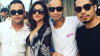 Berlibur di Bali, Rahma terlihat asyik menikmati waktu santai di sebuah restoran dengan teman-temannya. Foto: Instagram @raazharita