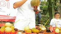 Wakil gubernur Sandiaga Uno juga pernah terlihat menikmati kelapa muda dalam batok. Sambil minum kelapa muda, di depan Sandi sudah ada buah-buahan segar. Foto: Instagram