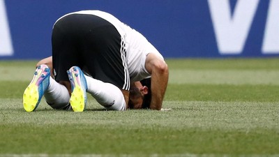 Salah dan Pemain Lain yang Sujud Usai Mencetak Gol