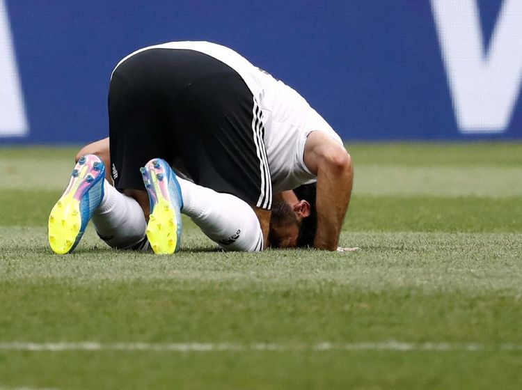 Salah dan Pemain Lain yang Sujud Usai Mencetak Gol