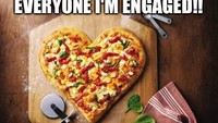 Kalau mau bikin heboh, meme ini pas banget. Kamu ngumumin pertunangan, meski ternyata hanya punya pizza. Kesenangannya sama kok, iya kan? Foto: Istimewa