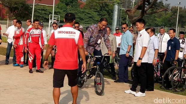 Anies naik BMX.