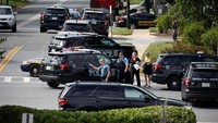 Pelaku penembakan digambarkan sebagai seorang pria kulit putih berusia 30-an tahun yang tinggal di Maryland. Pelaku saat ini telah ditahan otoritas setempat, namun identitasnya belum diungkap ke publik. Polisi masih siaga di lokasi penembakan. Foto: REUTERS/Joshua Roberts