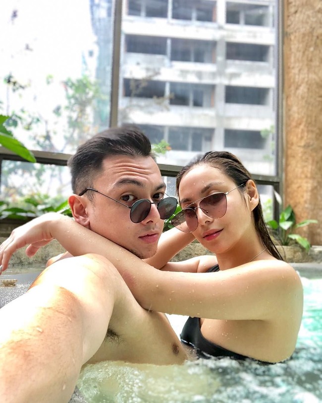 Saat melakukannya, Albrecht menyempatkan diri untuk mengambil sejumlah foto yang kemudian diunggah ke media sosial dan jadi viral. Sejak itu, Shanik dan Albrecht dianggap banyak netizen sebagai relationship goals. Foto: Instagram shanika silverio