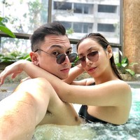 Saat melakukannya, Albrecht menyempatkan diri untuk mengambil sejumlah foto yang kemudian diunggah ke media sosial dan jadi viral. Sejak itu, Shanik dan Albrecht dianggap banyak netizen sebagai relationship goals. Foto: Instagram shanika silverio