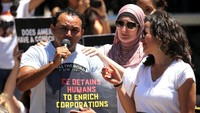 Para Imigran ilegal yang terpisah dengan anak-anak mereka menyerukan harapan mereka dari kebijakan imigrasi itu. Mereka berharap Pemerintah Amerika Serikat serius untuk kembali mempertemukan para imigran dengan anak-anak mereka yang saat ini hidup di Pusat Perlindungan Imigran Anak Ilegal. Jonathan Ernst/Reuters.