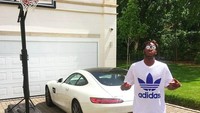 Batshuayi juga tampaknya hobi memacu kendaraannya dengan kencang. Foto: Instagram/mbatshuayi