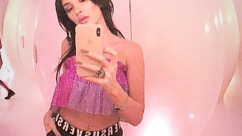 Selfie jadi salah satu cara andalannya dalam mengambil foto yang diunggah di Instagram. Foto: Instagram/strefie