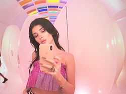 Kecantikan Sang Pelantun Piala Dunia 2018 Pukau Netizen