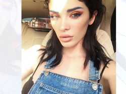 Kecantikan Sang Pelantun Piala Dunia 2018 Pukau Netizen