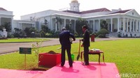 Tampak Mahathir memegang sekop untuk menanam pohon (Foto: Niken Purnamasari/detikcom)