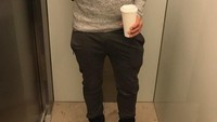 Disebut mirip Hamish Daud, Mats Hummels ternyata suka bergaya casual sambil menikmati kopi hangat. Kira-kira ini Hummels mau kemana ya? Foto: Instagram @aussenrist15