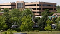 Seorang pria bersenjatakan shotgun melepas tembakan secara brutal di dalam kantor surat kabar Capital Gazette di Maryland, AS pada Kamis (28/6) waktu setempat. Foto: REUTERS/Joshua Roberts