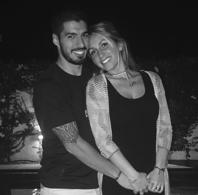 Cinta monyetnya dengan Sofia Balbi itu yang kemudian mengubah hidup Luis Suarez. Dia bertekad menjadi pemain bola sukses demi bisa tinggal di benua yang sama dengan Sofia. Sofia pindah dari Uruguay ke Spanyol pada 2003. Dan impian Luis tercapai ketika dia masuk sebuah klub kecil di Belanda. Kariernya terus menanjak hingga bisa bermain di Liga Inggris bersama Liverpool dan kini bermain untuk Barcelona. Foto: Dok. Instagram