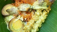 Nasi gurih dengan lauk sambal goreng labu, opor ayam dan tahu plus telor pindang. D i Solo disebut nasi liwet dan di Semarang disebut nasi ayam. Gurih enak! Foto: Instagram