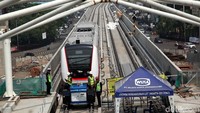 Pembangunan depo yang berkapasitas untuk LRT Jakarta secara keseluruhan itu terlambat karena adanya hambatan pada cuaca saat pengerjaan.
