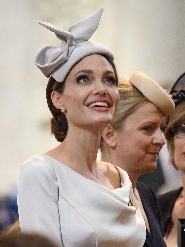 Sayangnya, hari itu, Kamis (28/7/2018), Jolie tidak bertemu dengan Meghan Markle dan Kate Middleton. Kedua menantu Pangeran Charles tersebut absen dari acara tersebut.  Foto: dok. Getty Images