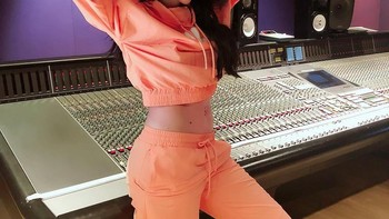 Dalam foto ini, ia memasang caption One life live It up, cuz you got one life yang merupakan bagian lirik dari lagu tema tersebut. Foto: Instagram/strefie