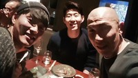 My friends, tulisnya. Berdasarkan keterangan foto yang ia unggah sepertinya ia dan teman-temannya ini sedang melahap sajian berbahan dasar octopus. Foto: Instagram hm_son7