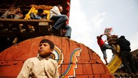 Foto: Menarik Rathas adalah hal yang paling seru untuk disaksikan, warga akan tumpah ke jalan. (Navesh Chitrakar/Reuters)