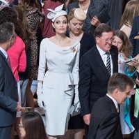 Angelina Jolie tampil regal dengan dress abu-abu berpotongan rok pensil. Dressnya tersebut datang dari desainer Ralph & Russo.  Foto: dok. Getty Images