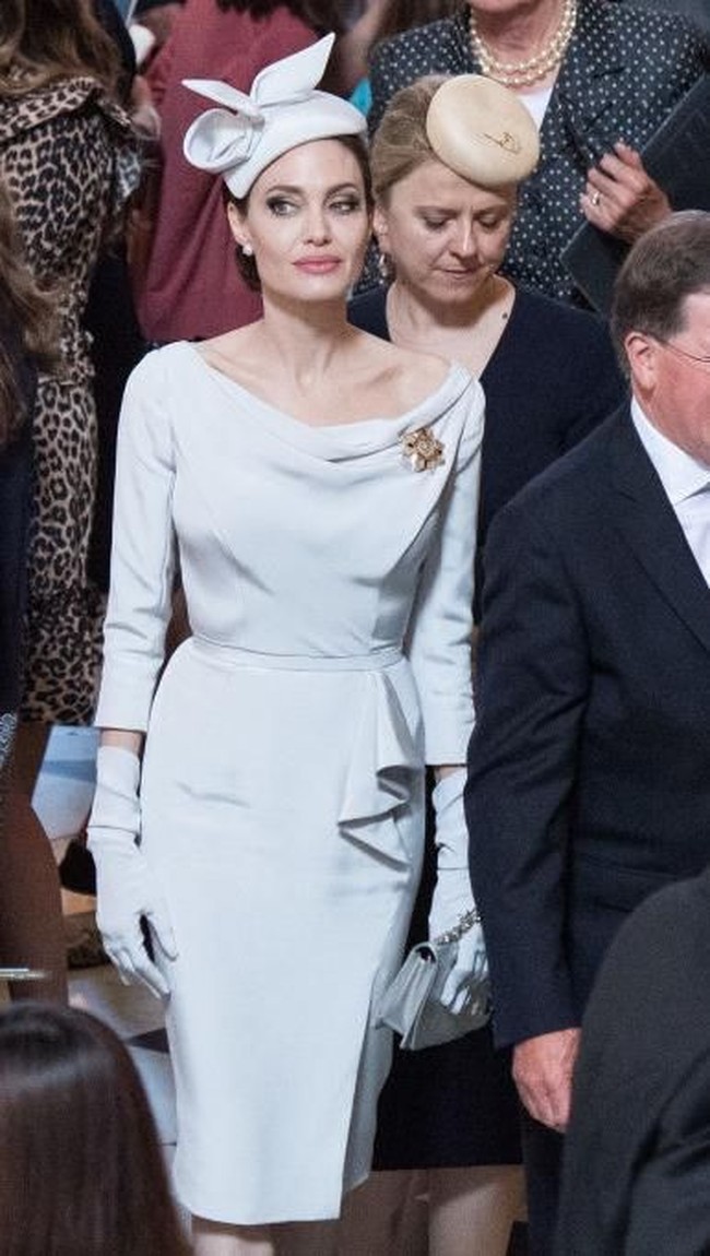 Angelina Jolie tampil regal dengan dress abu-abu berpotongan rok pensil. Dressnya tersebut datang dari desainer Ralph & Russo.  Foto: dok. Getty Images