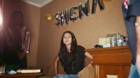 Fans Shena di media sosial terus bertambah namun sayangnya, jumlah hater pun juga ikut meningkat. Banyak netizen yang nyinyir gara-gara dirinya adalah pacar Jefri Nichol. Yang sabar ya, Shena. Foto: Instagram Shenina Cinnamon