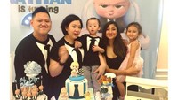 Datang bersama sang putri, Rahma berpose manis di depan kue ulang tahun putra temannya. Foto: Instagram @raazharita