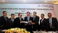 Direktur Utama PT Bank JTrust Indonesia Tbk (J Trust Bank) Ritsuo Ando (kedua kiri) berbincang dengan Direktur Helmi A. Hidayat (kedua kanan) Direktur Felix I. Hartadi (kiri), Direktur Rio Lanasier (kanan) seusai Rapat Umum Pemegang Saham Tahunan (RUPST) di Jakarta, Kamis (28/06).
