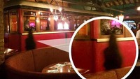 Sosok misterius berwarna hitam dan berambut panjang, tertangkap kamera oleh seorang fotografer dari Google Maps yang yakin bahwa sosok hitam tersebut merupakan mahluk halus yang menggentayangi salah satu restoran di Utah, Amerika tersebut. Foto: Istimewa