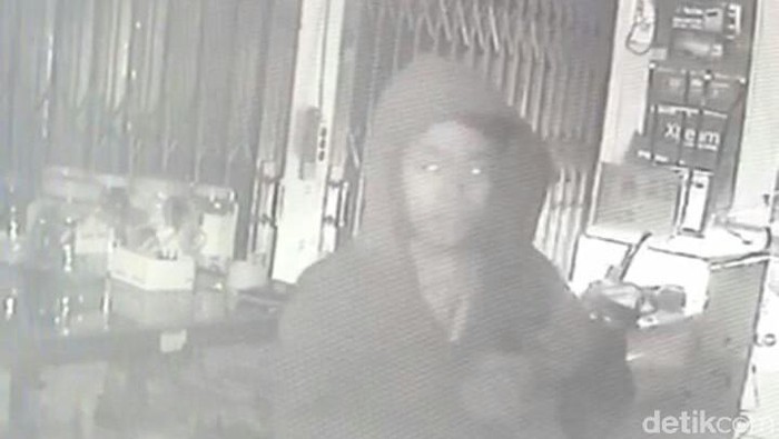 Tampang Pencuri Puluhan Ponsel di Grobogan Ini Terekam CCTV