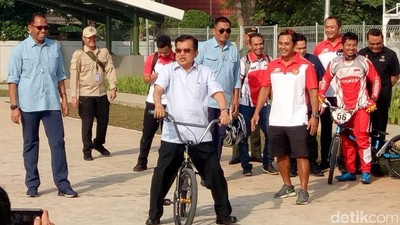 Foto: Gaya JK-Anies Jajal BMX di Venue Asian Games