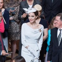 Penampilannya bak bangsawan Inggris itu dalam rangka acara kebaktian St Michael & St George di gereja St Paul’s Cathedral, Inggris. Penampilan Jolie dengan topi tersebut mirip dengan gaya Meghan Markle.  Foto: dok. Getty Images