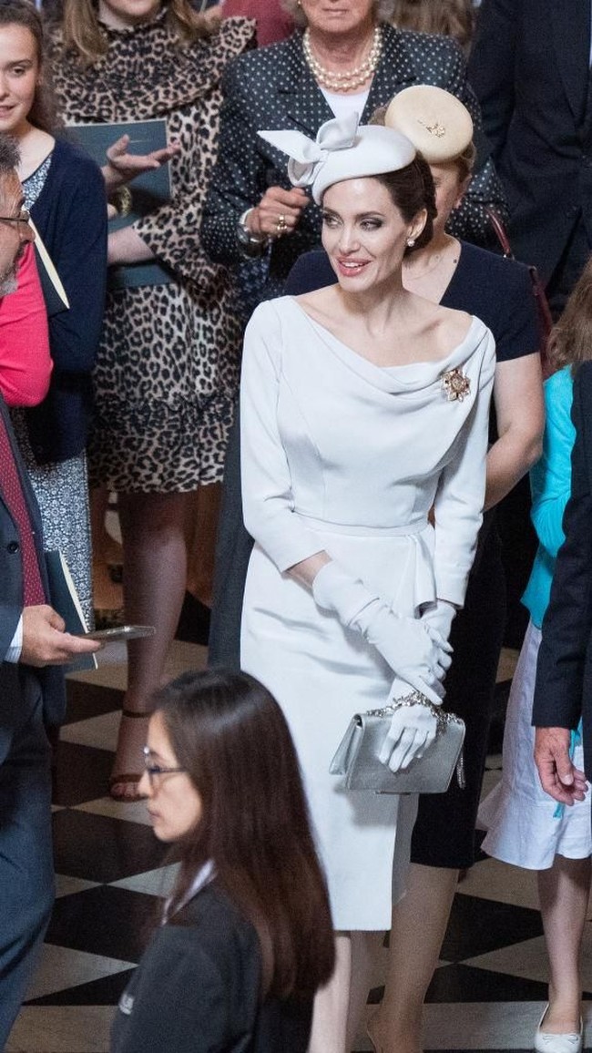 Penampilannya bak bangsawan Inggris itu dalam rangka acara kebaktian St Michael & St George di gereja St Paul’s Cathedral, Inggris. Penampilan Jolie dengan topi tersebut mirip dengan gaya Meghan Markle.  Foto: dok. Getty Images