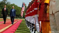 Kedatangan Mahathir disambut hangat Jokowi di Istana Bogor.