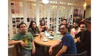 Dikelilingi teman-teman terdekat, Rahma pilih menu makan malam khas China sambil berkumpul dan ngobrol bersama. Foto: Instagram @raazharita