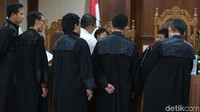 Menurut Dian, hukuman tambahan berupa pembayaran uang pengganti berkaitan dengan tindakan terdakwa.
