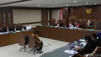 Terpidana kasus korupsi Pembangunan Pusat Pendidikan dan Sekolah Olahraga Nasional (P3SON) Hambalang Anas Urbaningrum mengikuti sidang lanjutan pengajuan peninjauan kembali (PK) di Pengadilan Tipikor, Jakarta, Jumat (29/6).