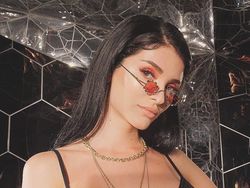 Kecantikan Sang Pelantun Piala Dunia 2018 Pukau Netizen