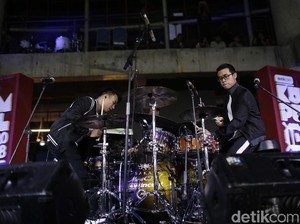 45 Menit Aksi Dua Drum Terselip Doa untuk Album Kedua