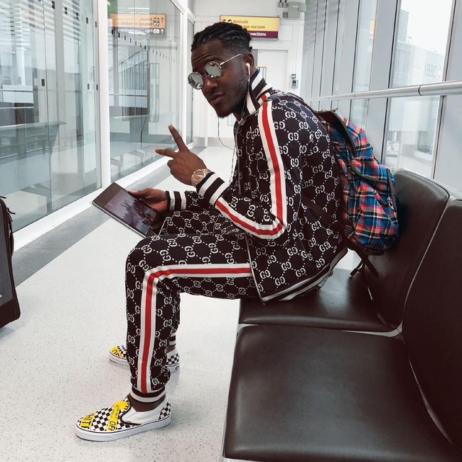 Penampilan mencolok lainnya dari Michy Batshuayi terlihat saat dia berada di bandara. Kali ini striker timnas Belgia itu memakai sepasang jaket dan celana jogging jacquard Gucci. Harga jaket yang dihiasi monogram khas Gucci itu US$ 1.980 atau sekitar Rp 28 jutaan, sedangkan celananya US$ 1.380 atau sekitar Rp 19,7 juta. Foto: Dok. Instagram