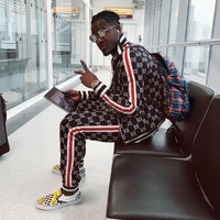 Penampilan mencolok lainnya dari Michy Batshuayi terlihat saat dia berada di bandara. Kali ini striker timnas Belgia itu memakai sepasang jaket dan celana jogging jacquard Gucci. Harga jaket yang dihiasi monogram khas Gucci itu US$ 1.980 atau sekitar Rp 28 jutaan, sedangkan celananya US$ 1.380 atau sekitar Rp 19,7 juta. Foto: Dok. Instagram