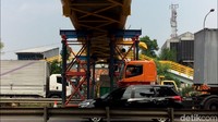 Stagger konstruksi dipasang untuk sementara.
