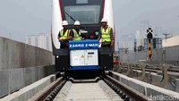 Para pekerja menarik kereta LRT secara perlahan di koridor 1 Fase 1, Kelapa Gading -Velodrome, Jakarta, Jumat (29/6).