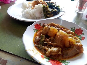 Lamaknyo! Nasi Hangat Berlauk Gulai Cincang yang Gurih Pedas
